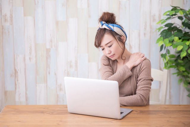 肩こりの女性　写真